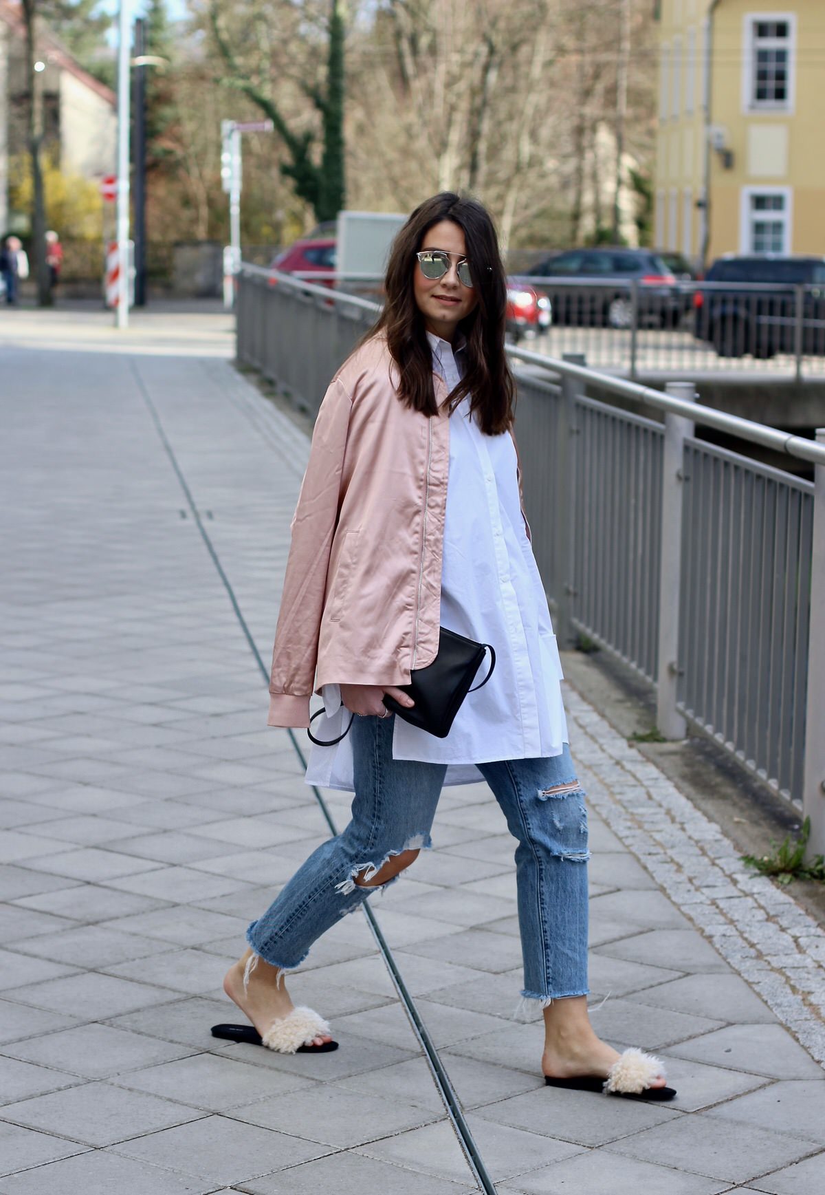 Edited Bluse Bomberjacke, rosa, Celine Trio Bag, Dior Sonnenbrille, Zara Schlappen, Levis 501 CT