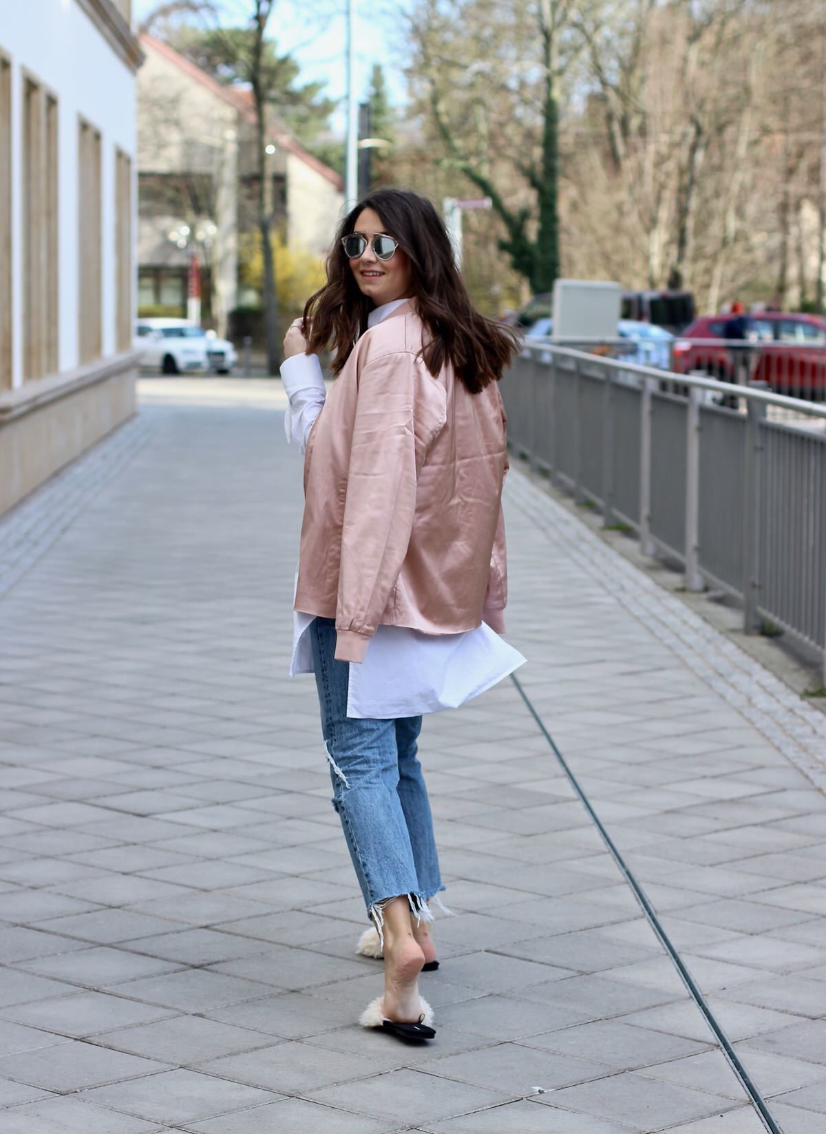 Edited Bluse Bomberjacke, rosa, Celine Trio Bag, Dior Sonnenbrille, Zara Schlappen, Levis 501 CT