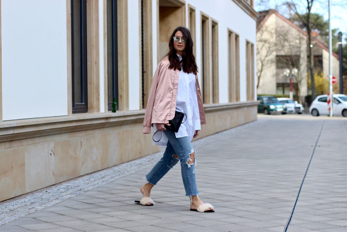 Edited Bluse Bomberjacke, rosa, Celine Trio Bag, Dior Sonnenbrille, Zara Schlappen, Levis 501 CT