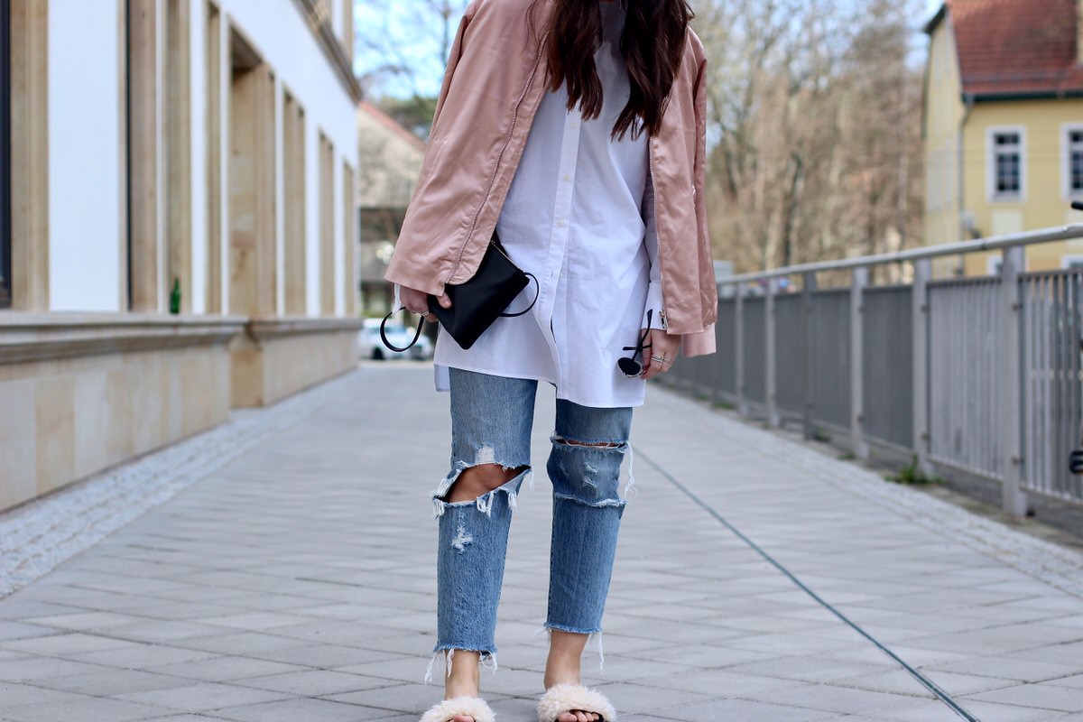 Edited Bluse Bomberjacke, rosa, Celine Trio Bag, Dior Sonnenbrille, Zara Schlappen, Levis 501 CT