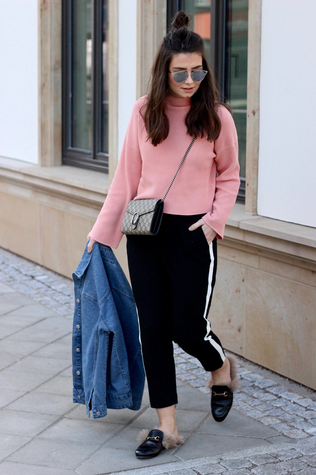 Gucci Princetown Slipper, Gucci Dionysus Mini, Dior Sonnenbrille, Zara Chinohose, Edited Jeansjacke & Pullover, pink, Streetstyle, Sommer