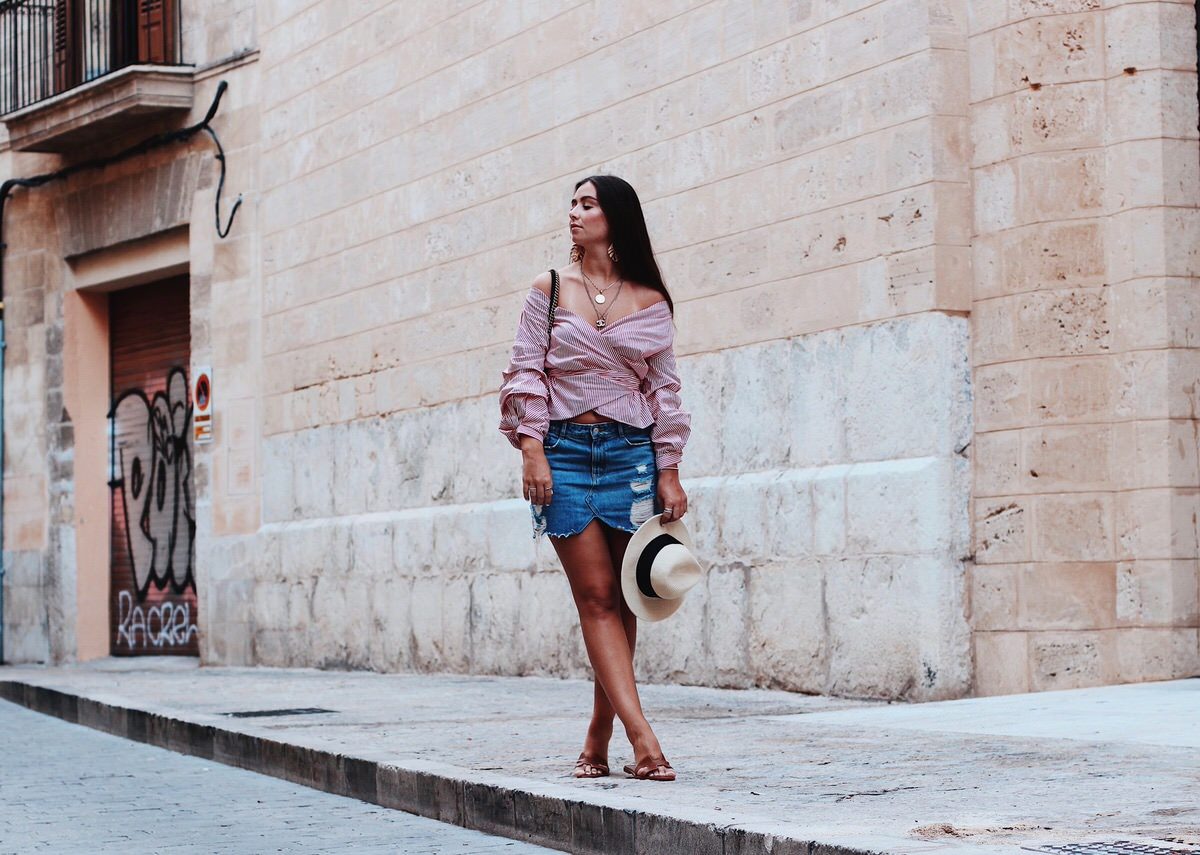 Outfit, Hermes Oran Sandalen, Zara Wickelbluse rot gestreift, Jeansrock & Gucci Marmont Samt schwarz, Hut, Mallorca, Palma, Streetstyle, Ketten gold, Chanel Kette, Münzkette