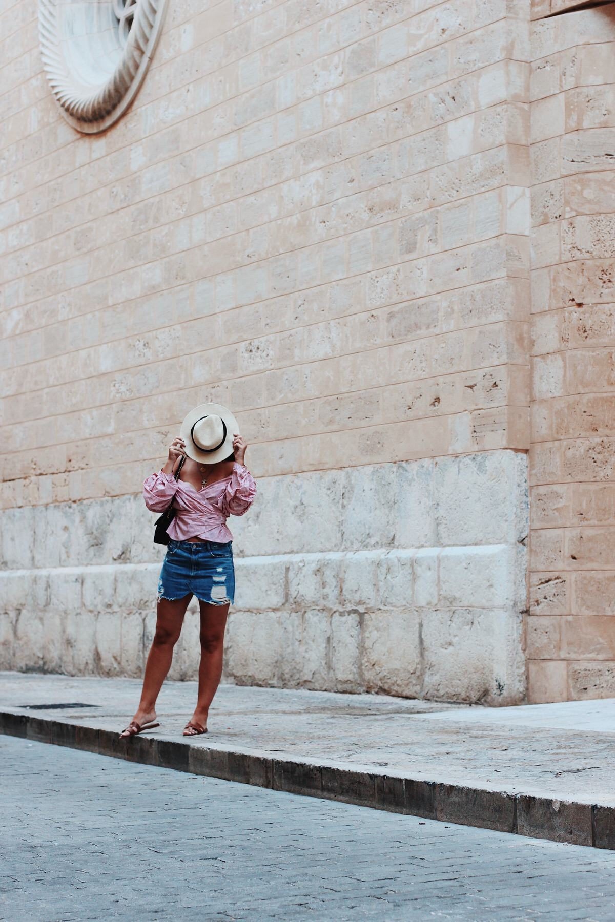 Outfit, Hermes Oran Sandalen, Zara Wickelbluse rot gestreift, Jeansrock & Gucci Marmont Samt schwarz, Hut, Mallorca, Palma, Streetstyle, Ketten gold, Chanel Kette, Münzkette