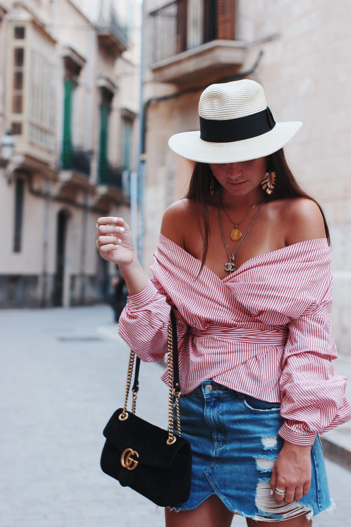 Outfit, Hermes Oran Sandalen, Zara Wickelbluse rot gestreift, Jeansrock & Gucci Marmont Samt schwarz, Hut, Mallorca, Palma, Streetstyle, Ketten gold, Chanel Kette, Münzkette