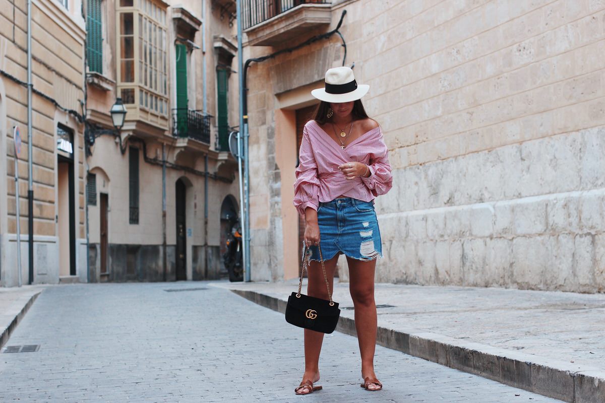 Outfit, Hermes Oran Sandalen, Zara Wickelbluse rot gestreift, Jeansrock & Gucci Marmont Samt schwarz, Hut, Mallorca, Palma, Streetstyle, Ketten gold, Chanel Kette, Münzkette