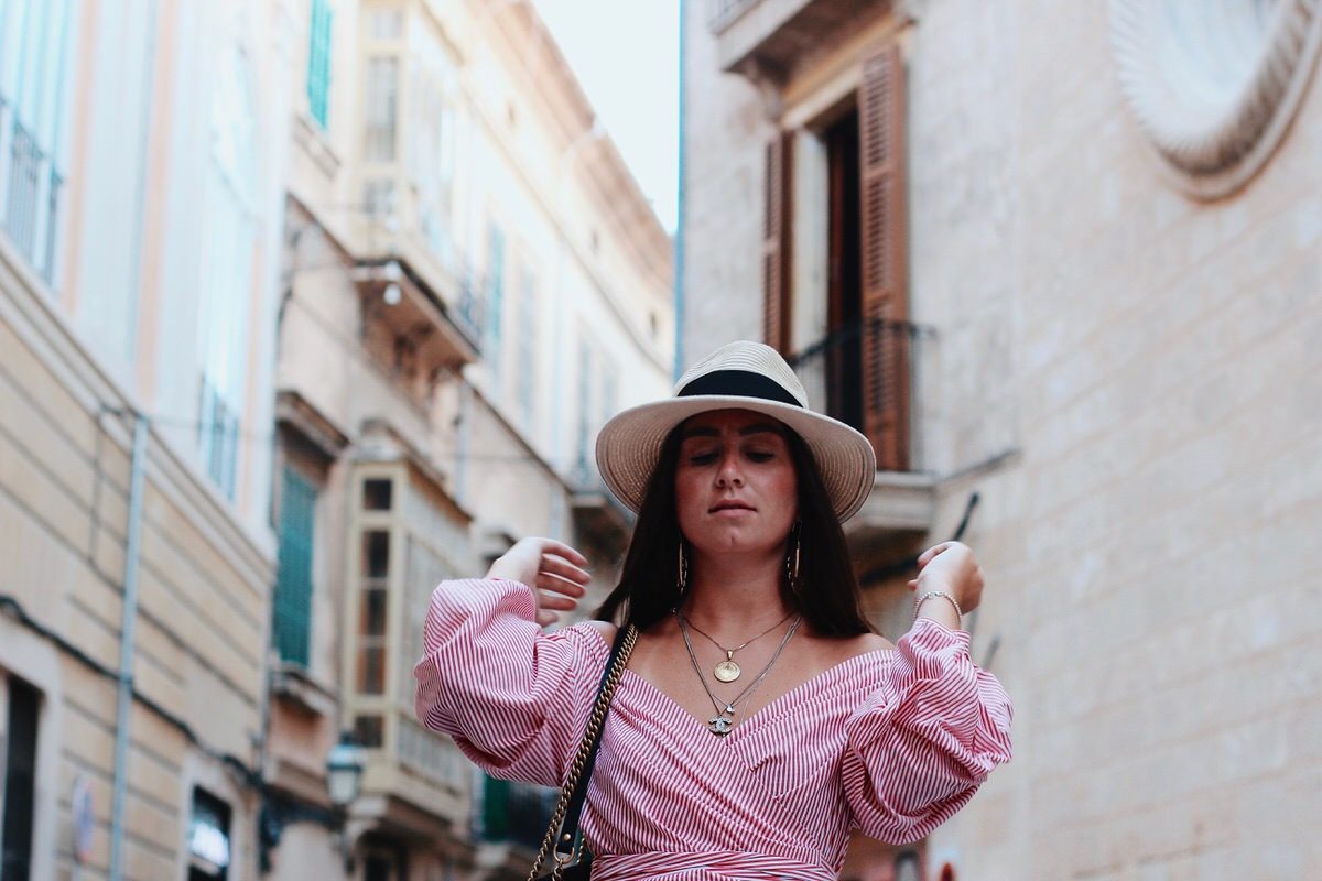 Outfit, Hermes Oran Sandalen, Zara Wickelbluse rot gestreift, Jeansrock & Gucci Marmont Samt schwarz, Hut, Mallorca, Palma, Streetstyle, Ketten gold, Chanel Kette, Münzkette