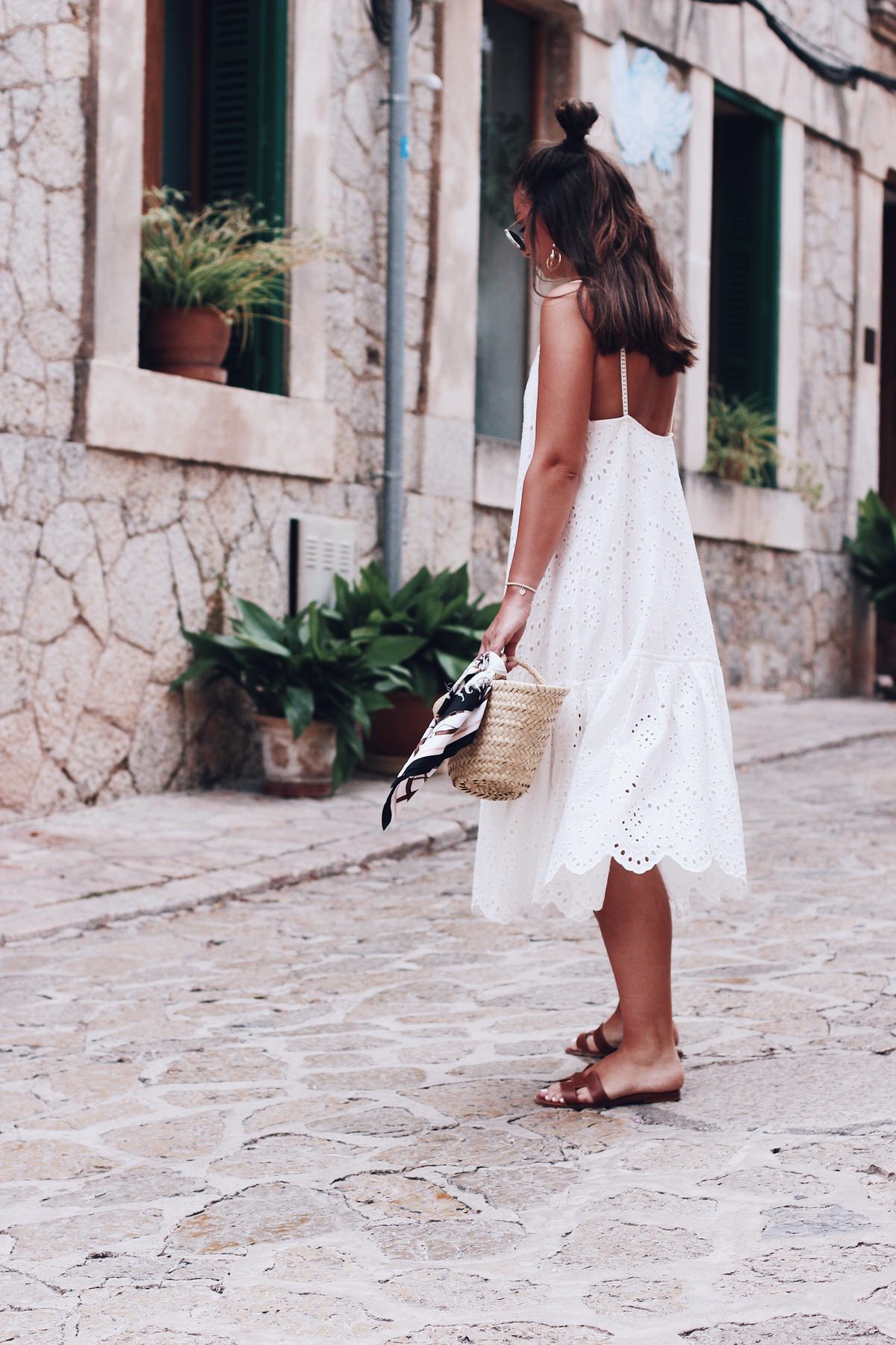 Sommer-Look: weißes Trägerkleid mit Spitze, Zara, Hermes 'Oran' Sandalen & Korbtasche, Mallorca, Insel, Urlaub, Valdemossa, Sommer