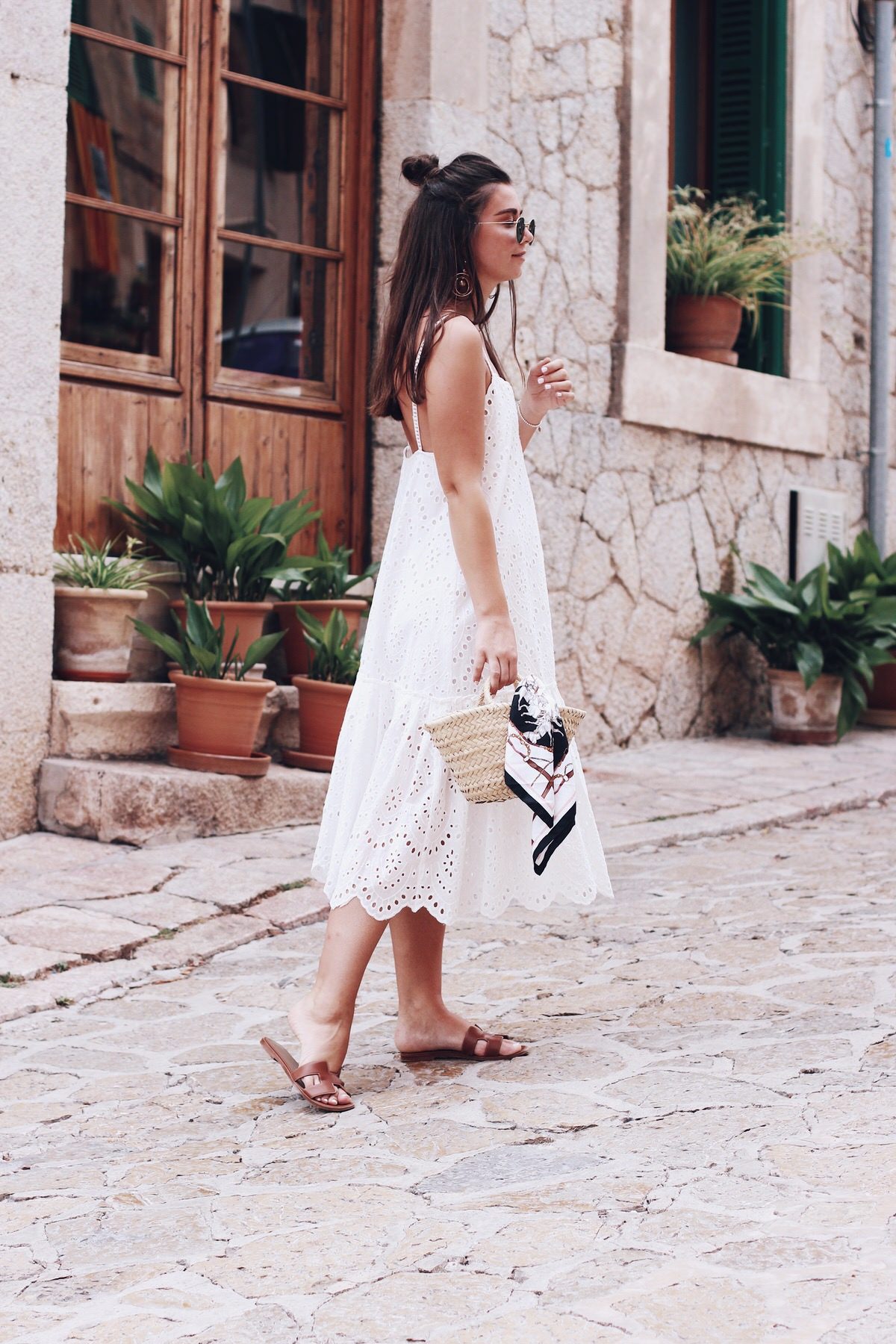 Sommer-Look: weißes Trägerkleid mit Spitze, Zara, Hermes 'Oran' Sandalen & Korbtasche, Mallorca, Insel, Urlaub, Valdemossa, Sommer