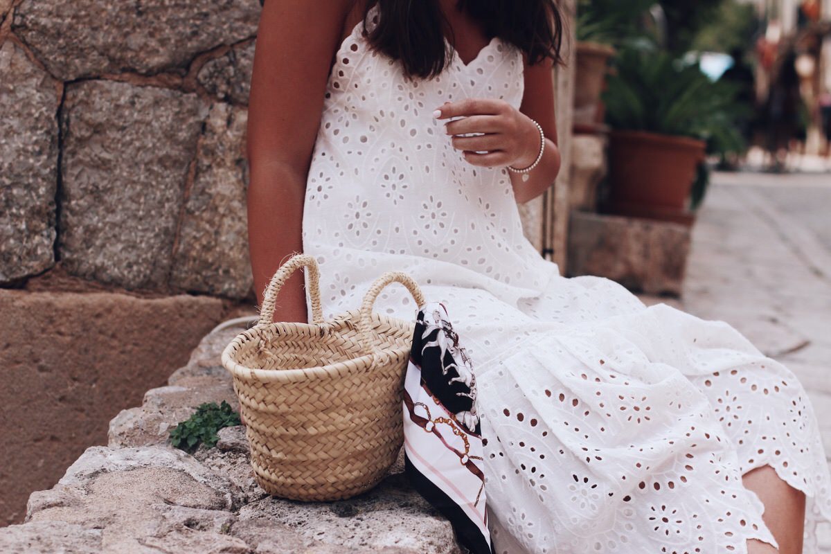 Sommer-Look: weißes Trägerkleid mit Spitze, Zara, Hermes 'Oran' Sandalen & Korbtasche, Mallorca, Insel, Urlaub, Valdemossa, Sommer