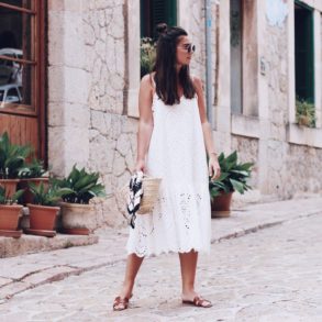 Sommer-Look: weißes Trägerkleid mit Spitze, Zara, Hermes 'Oran' Sandalen & Korbtasche, Mallorca, Insel, Urlaub, Valdemossa, Sommer