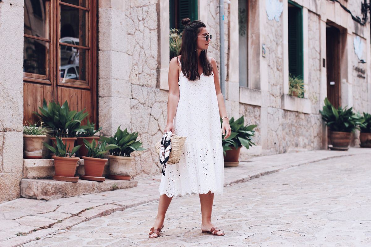 Sommer-Look: weißes Trägerkleid mit Spitze, Zara, Hermes 'Oran' Sandalen & Korbtasche, Mallorca, Insel, Urlaub, Valdemossa, Sommer