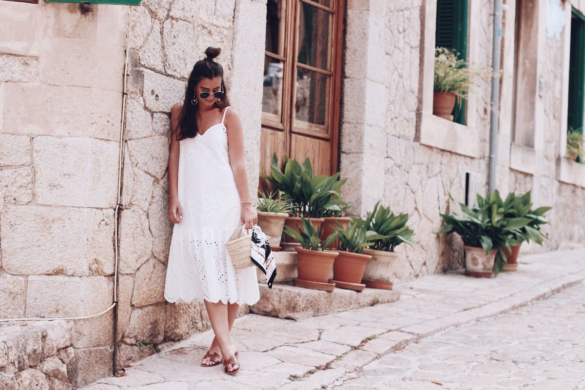 Sommer-Look: weißes Trägerkleid mit Spitze, Zara, Hermes 'Oran' Sandalen & Korbtasche, Mallorca, Insel, Urlaub, Valdemossa, Sommer