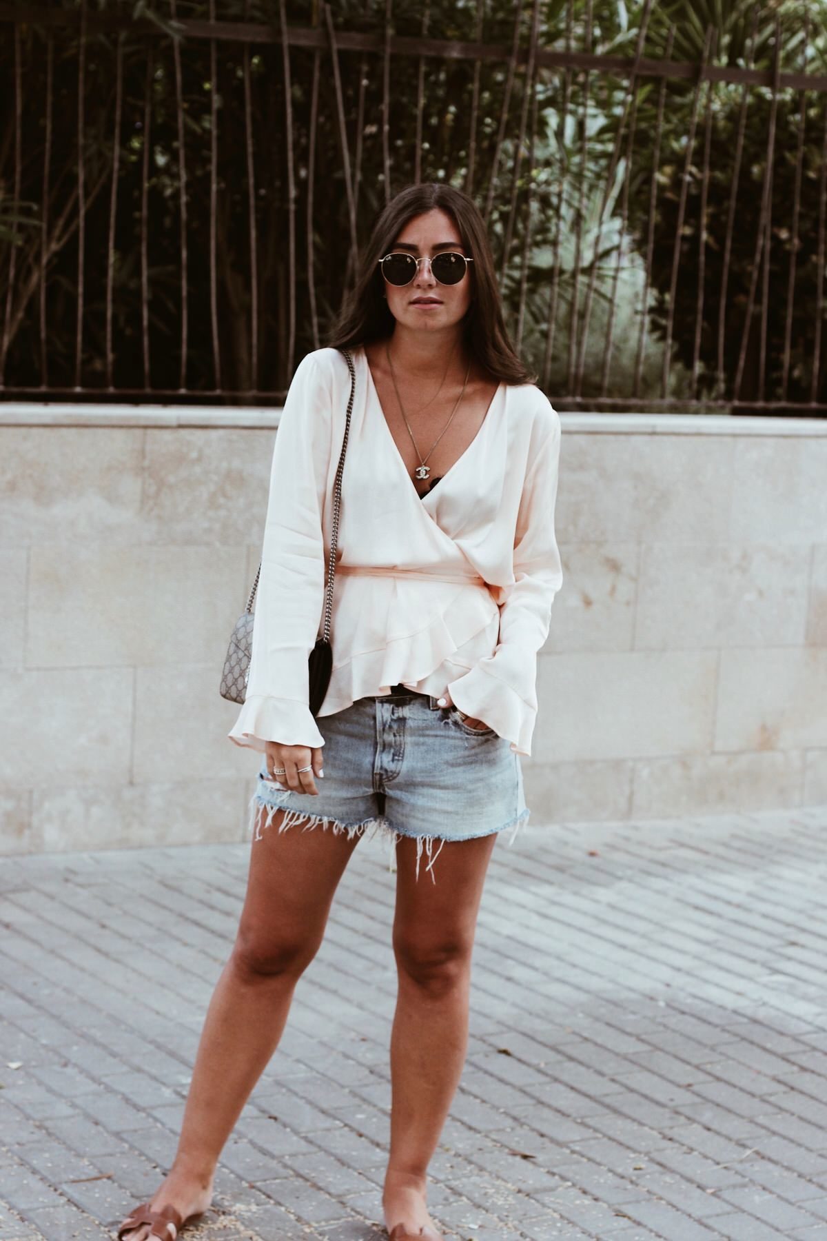 Sommer-Look: Uterque Seidenbluse, Levi's 501 Shorts, Hermes 'Oran' Sandalen & Gucci Dionysus, Mallorca, Outfit, Summer, Streetstyle, Ray Ban, Round Metal, Gucci Gürtel