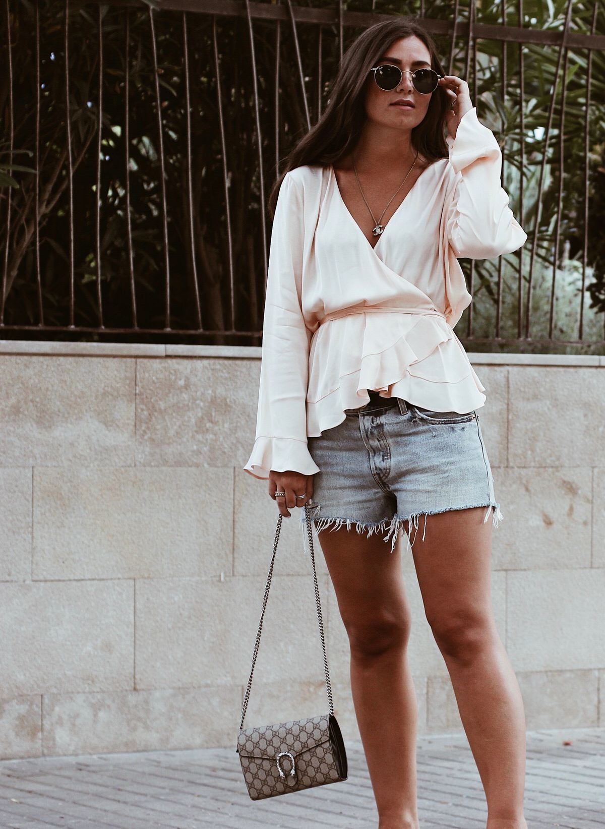 Sommer-Look: Uterque Seidenbluse, Levi's 501 Shorts, Hermes 'Oran' Sandalen & Gucci Dionysus, Mallorca, Outfit, Summer, Streetstyle, Ray Ban, Round Metal, Gucci Gürtel