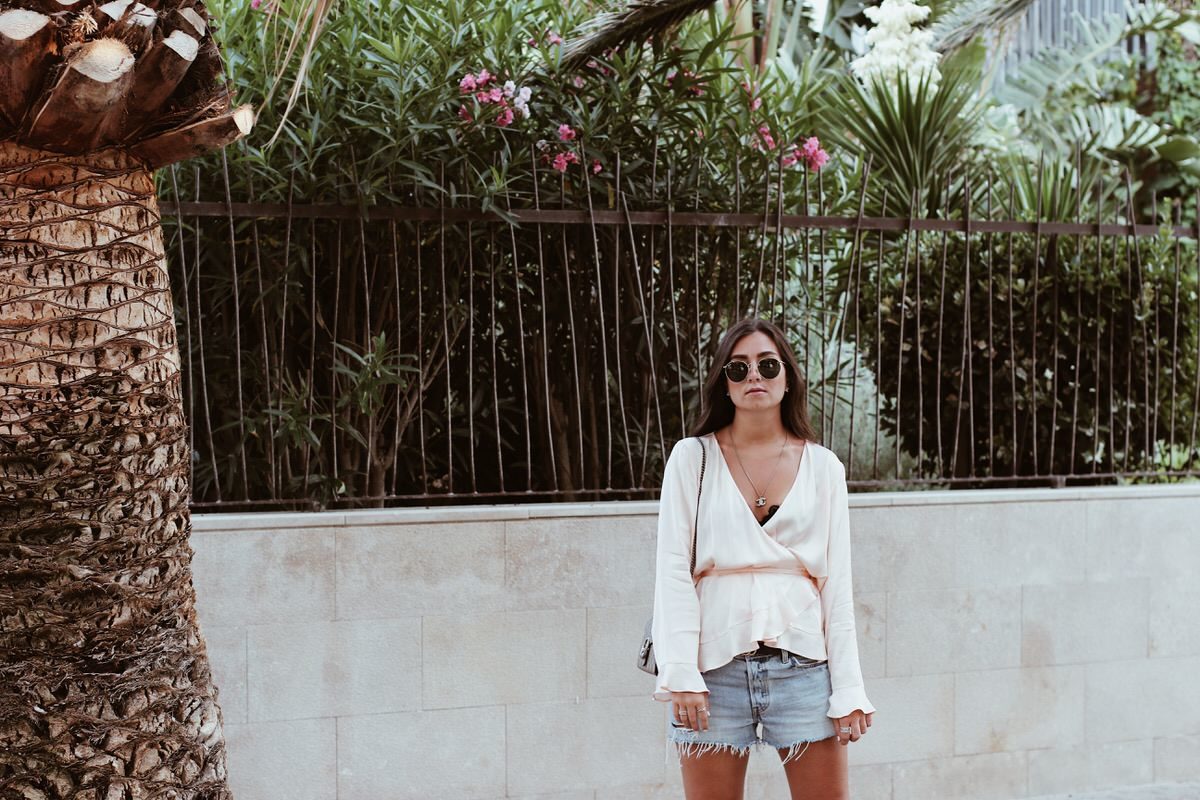 Sommer-Look: Uterque Seidenbluse, Levi's 501 Shorts, Hermes 'Oran' Sandalen & Gucci Dionysus, Mallorca, Outfit, Summer, Streetstyle, Ray Ban, Round Metal, Gucci Gürtel