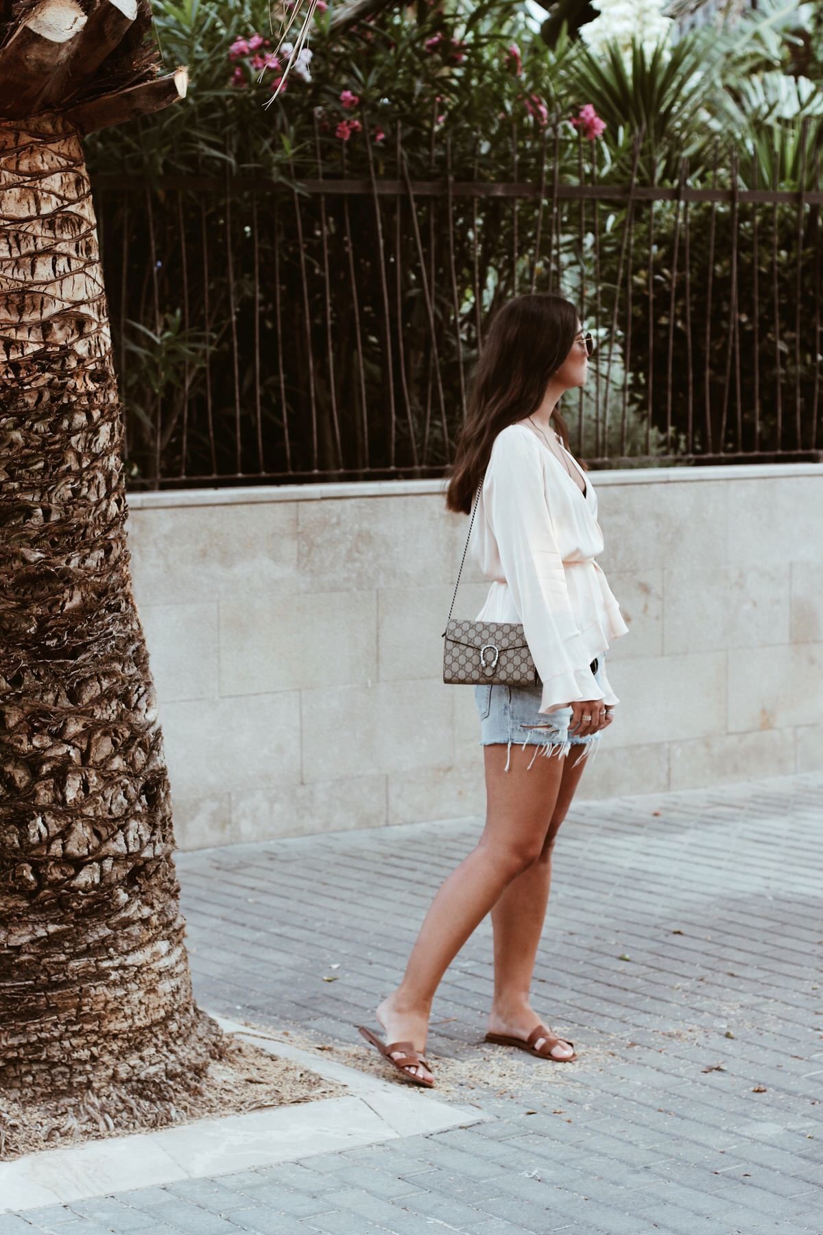 Sommer-Look: Uterque Seidenbluse, Levi's 501 Shorts, Hermes 'Oran' Sandalen & Gucci Dionysus, Mallorca, Outfit, Summer, Streetstyle, Ray Ban, Round Metal, Gucci Gürtel