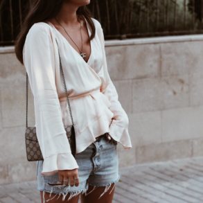 Sommer-Look: Uterque Seidenbluse, Levi's 501 Shorts, Hermes 'Oran' Sandalen & Gucci Dionysus, Mallorca, Outfit, Summer, Streetstyle, Ray Ban, Round Metal, Gucci Gürtel