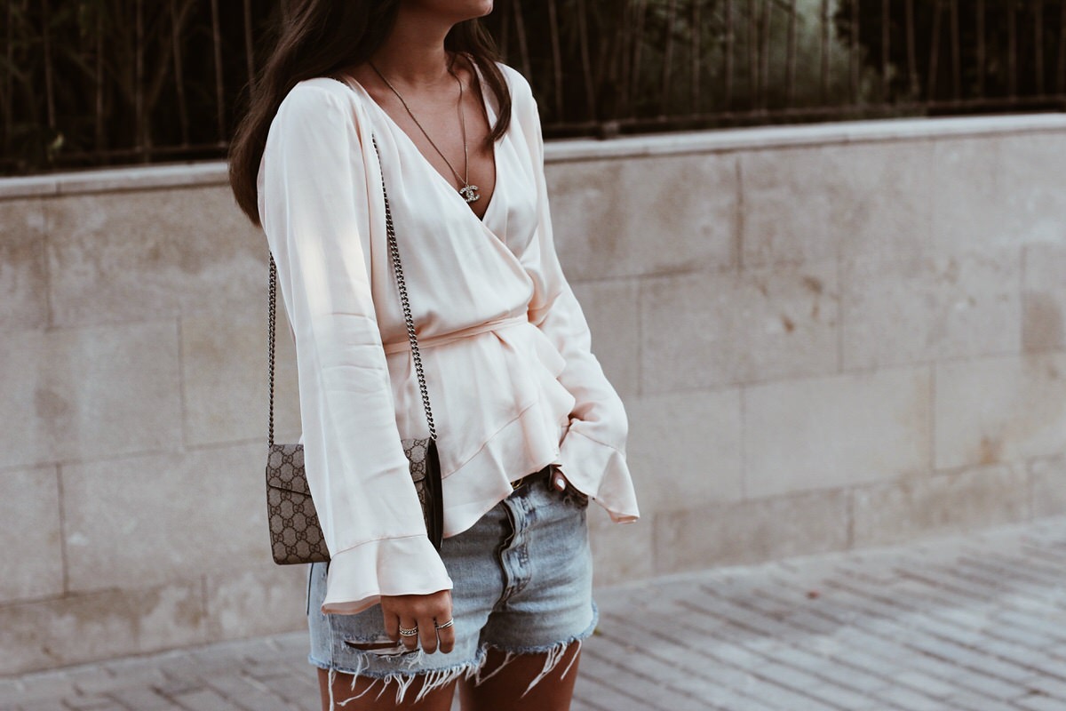 Sommer-Look: Uterque Seidenbluse, Levi's 501 Shorts, Hermes 'Oran' Sandalen & Gucci Dionysus, Mallorca, Outfit, Summer, Streetstyle, Ray Ban, Round Metal, Gucci Gürtel