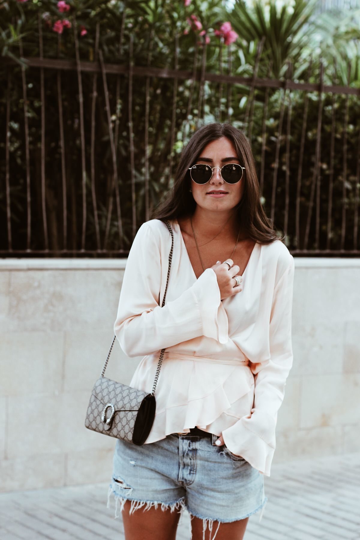 Sommer-Look: Uterque Seidenbluse, Levi's 501 Shorts, Hermes 'Oran' Sandalen & Gucci Dionysus, Mallorca, Outfit, Summer, Streetstyle, Ray Ban, Round Metal, Gucci Gürtel