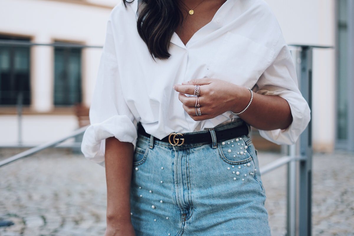 Summer-Look: Jeansrock mit Perlen, Oversized Hemd & rote Gucci Pumps, Gucci Dionysus, Gucci Gürtel, Street Style, Pandora Ringe, Ray Ban Wayfarer Sonnenbrille, Sommer, Outfit