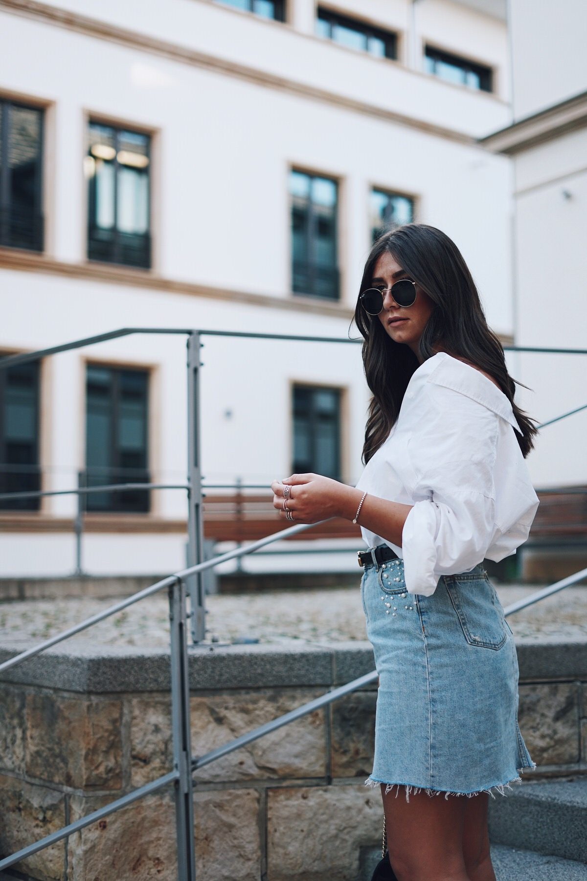 Summer-Look: Jeansrock mit Perlen, Oversized Hemd & rote Gucci Pumps, Gucci Dionysus, Gucci Gürtel, Street Style, Pandora Ringe, Ray Ban Wayfarer Sonnenbrille, Sommer, Outfit