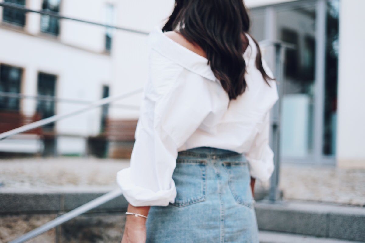 Summer-Look: Jeansrock mit Perlen, Oversized Hemd & rote Gucci Pumps, Gucci Dionysus, Gucci Gürtel, Street Style, Pandora Ringe, Ray Ban Wayfarer Sonnenbrille, Sommer, Outfit