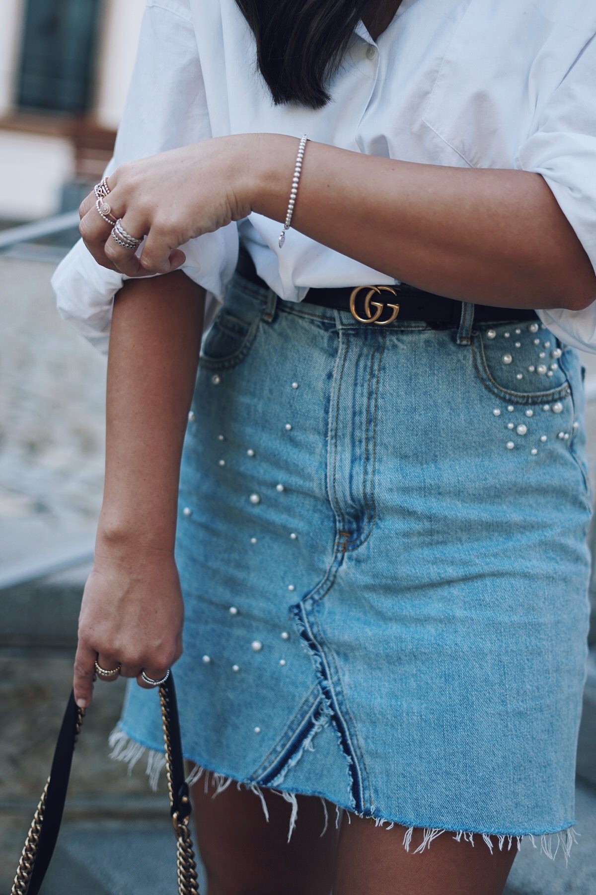 Summer-Look: Jeansrock mit Perlen, Oversized Hemd & rote Gucci Pumps, Gucci Dionysus, Gucci Gürtel, Street Style, Pandora Ringe, Ray Ban Wayfarer Sonnenbrille, Sommer, Outfit