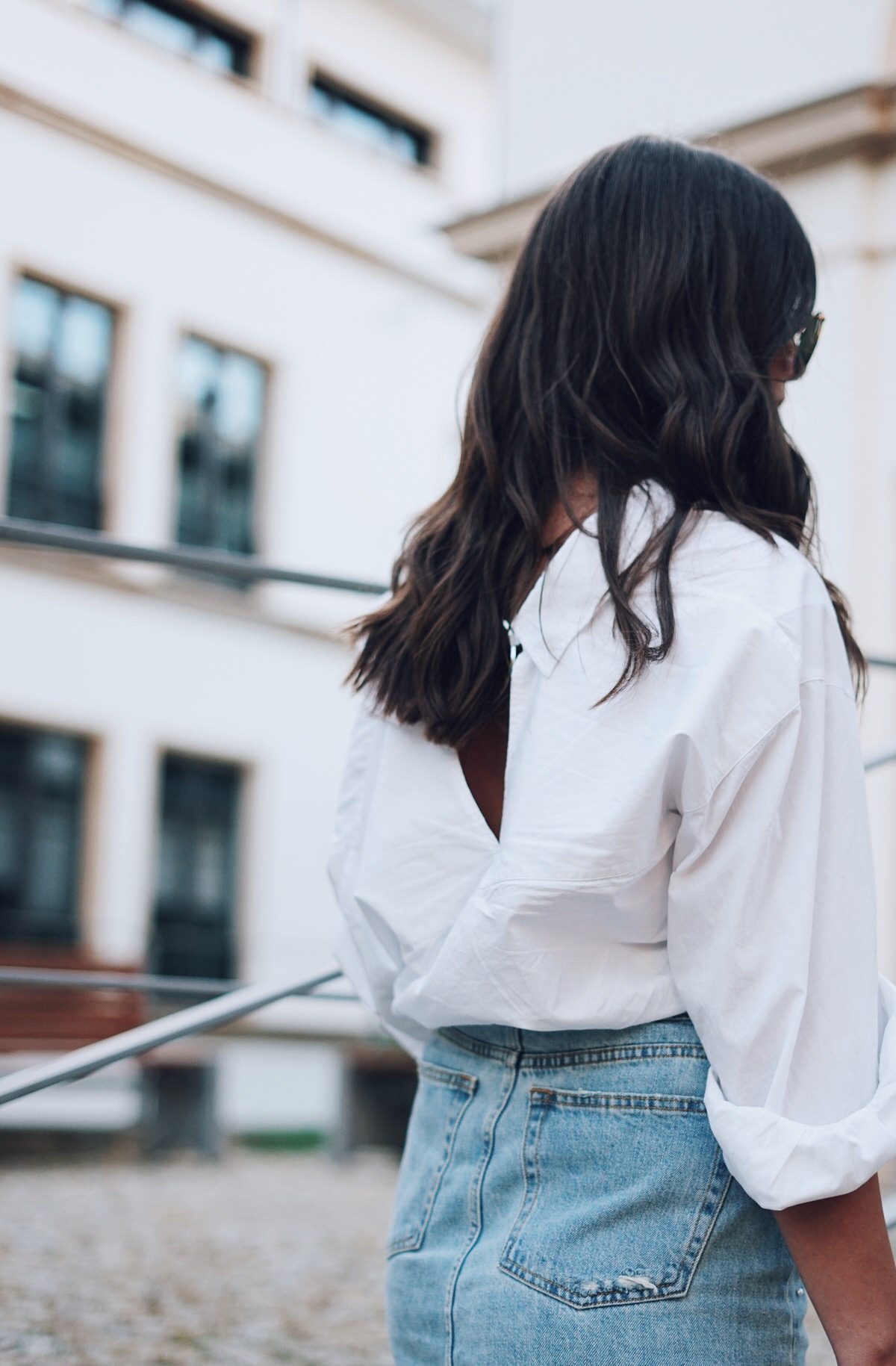 Summer-Look: Jeansrock mit Perlen, Oversized Hemd & rote Gucci Pumps, Gucci Dionysus, Gucci Gürtel, Street Style, Pandora Ringe, Ray Ban Wayfarer Sonnenbrille, Sommer, Outfit