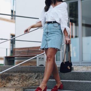 Summer-Look: Jeansrock mit Perlen, Oversized Hemd & rote Gucci Pumps, Gucci Dionysus, Gucci Gürtel, Street Style, Pandora Ringe, Ray Ban Wayfarer Sonnenbrille, Sommer, Outfit