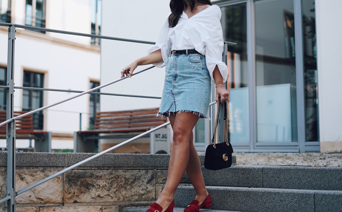 Summer-Look: Jeansrock mit Perlen, Oversized Hemd & rote Gucci Pumps, Gucci Dionysus, Gucci Gürtel, Street Style, Pandora Ringe, Ray Ban Wayfarer Sonnenbrille, Sommer, Outfit