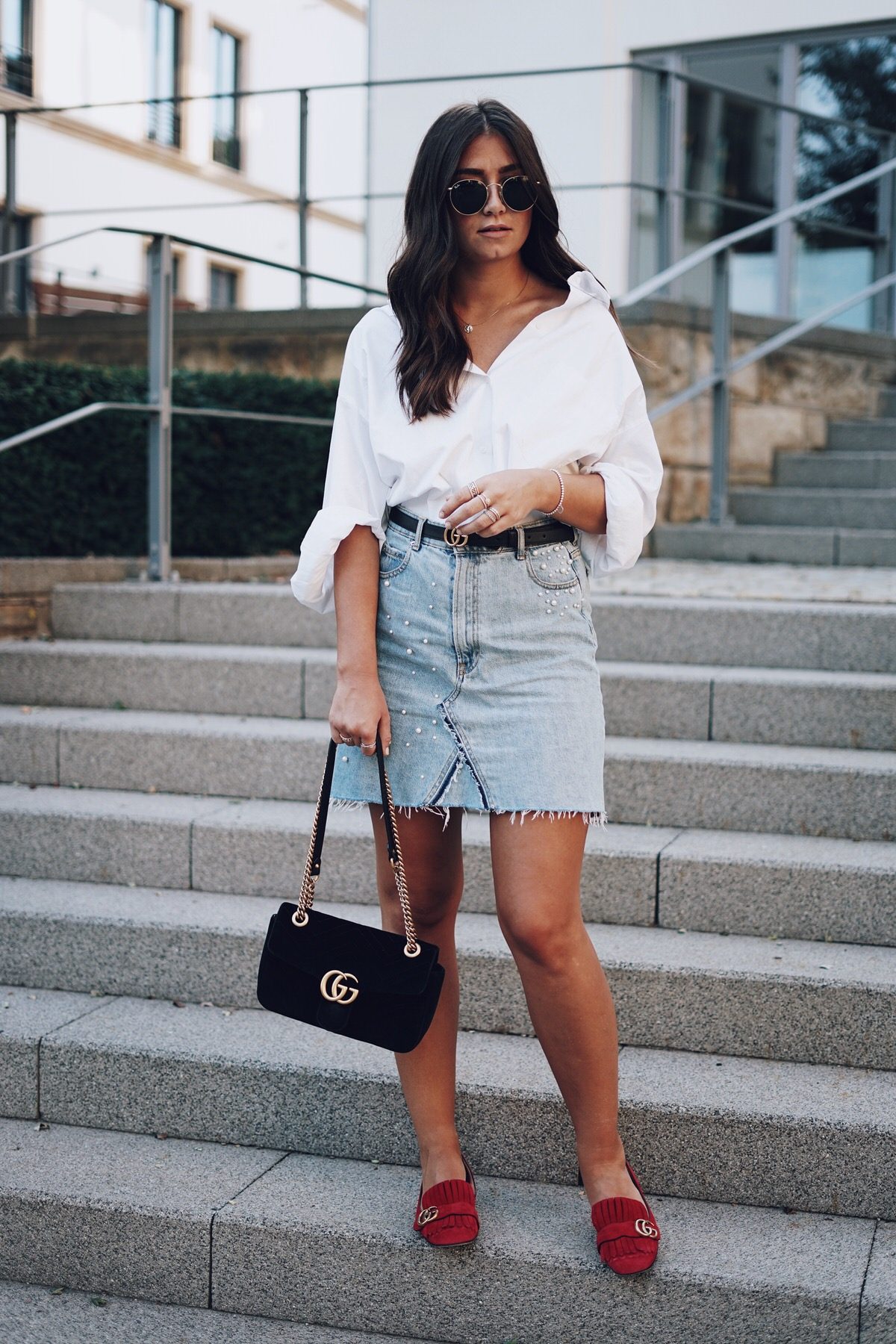 Summer-Look: Jeansrock mit Perlen, Oversized Hemd & rote Gucci Pumps, Gucci Dionysus, Gucci Gürtel, Street Style, Pandora Ringe, Ray Ban Wayfarer Sonnenbrille, Sommer, Outfit