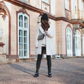 Winter-Look: Balenciaga Ceinture Boots, Lederhose, Crème Massimo Dutti Mantel, Gucci Dionysus Tasche, Ray Ban Round Metal Sonnenbrille, Beanie, Pandora Ringe, Schmuck, Erfurt, Thüringen, Bloggerin, Deutschland, Schloss Molsdorf