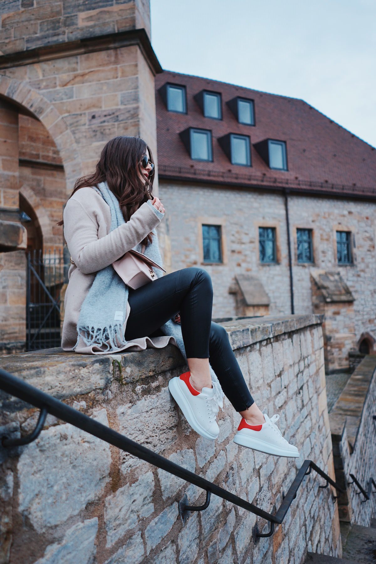 Blogger, Streetstyle, Fashion, Mode, Alexander McQueen, Sneaker, Dior, Diorama, Tasche, Ray Ban, Mantel beige, Lederhose