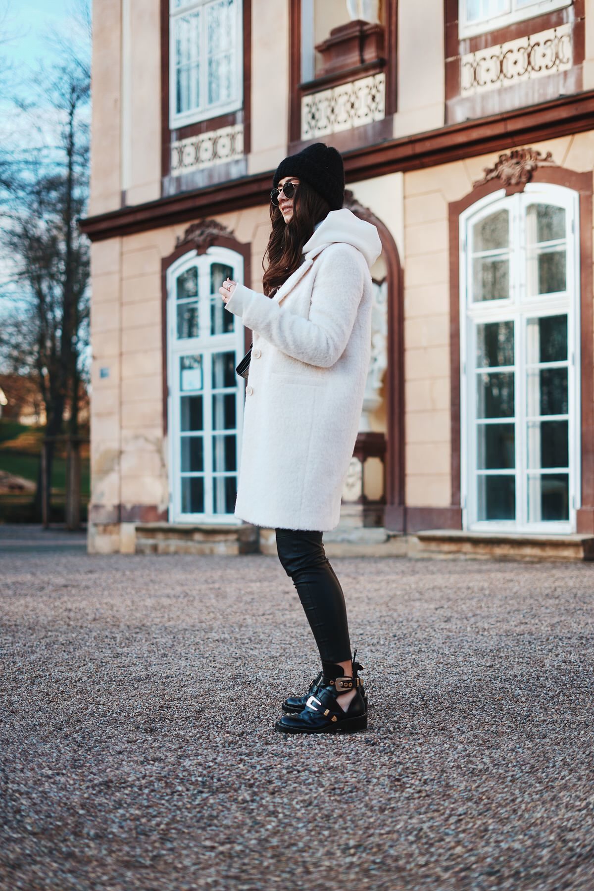 Winter-Look: Balenciaga Ceinture Boots, Lederhose, Crème Massimo Dutti Mantel, Gucci Dionysus Tasche, Ray Ban Round Metal Sonnenbrille, Beanie, Pandora Ringe, Schmuck, Erfurt, Thüringen, Bloggerin, Deutschland, Schloss Molsdorf