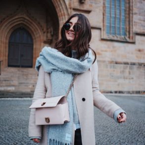 Blogger, Streetstyle, Fashion, Mode, Alexander McQueen, Sneaker, Dior, Diorama, Tasche, Ray Ban, Mantel beige, Lederhose
