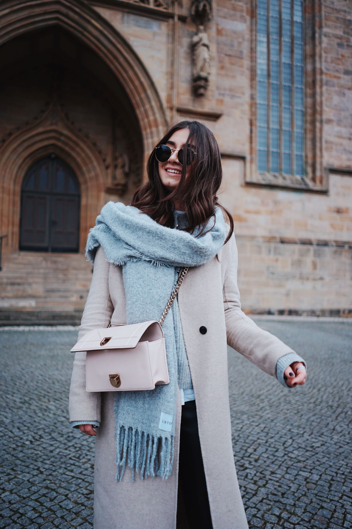 Blogger, Streetstyle, Fashion, Mode, Alexander McQueen, Sneaker, Dior, Diorama, Tasche, Ray Ban, Mantel beige, Lederhose