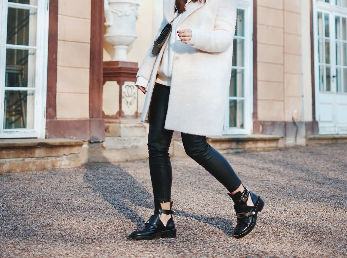 Winter-Look: Balenciaga Ceinture Boots, Lederhose, Crème Massimo Dutti Mantel, Gucci Dionysus Tasche, Ray Ban Round Metal Sonnenbrille, Beanie, Pandora Ringe, Schmuck, Erfurt, Thüringen, Bloggerin, Deutschland, Schloss Molsdorf