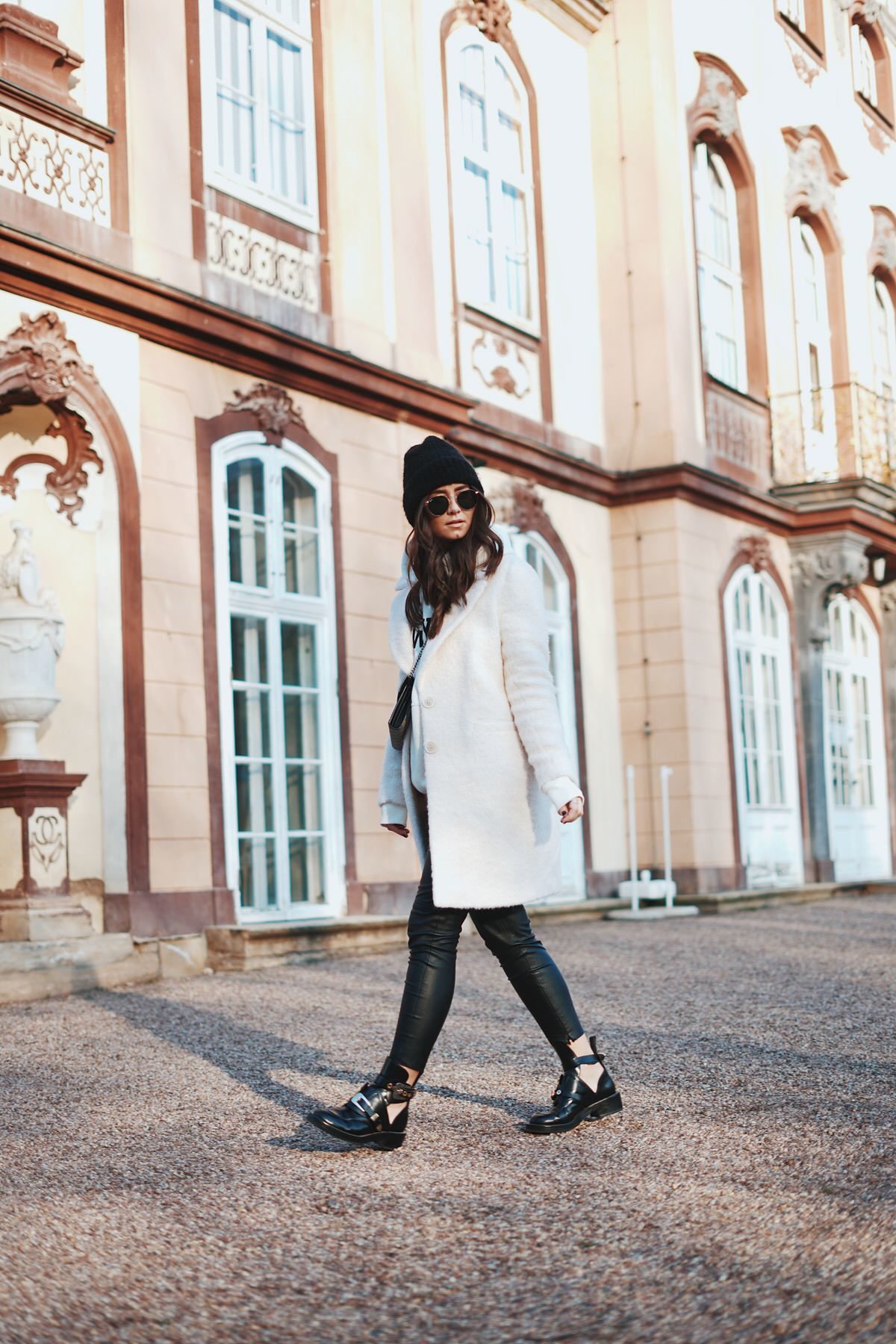 Winter-Look: Balenciaga Ceinture Boots, Lederhose, Crème Massimo Dutti Mantel, Gucci Dionysus Tasche, Ray Ban Round Metal Sonnenbrille, Beanie, Pandora Ringe, Schmuck, Erfurt, Thüringen, Bloggerin, Deutschland, Schloss Molsdorf