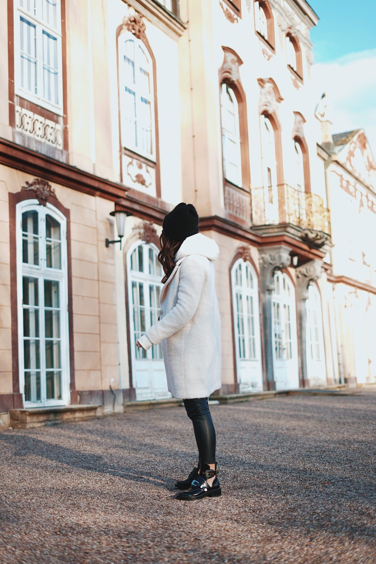 Winter-Look: Balenciaga Ceinture Boots, Lederhose, Crème Massimo Dutti Mantel, Gucci Dionysus Tasche, Ray Ban Round Metal Sonnenbrille, Beanie, Pandora Ringe, Schmuck, Erfurt, Thüringen, Bloggerin, Deutschland, Schloss Molsdorf