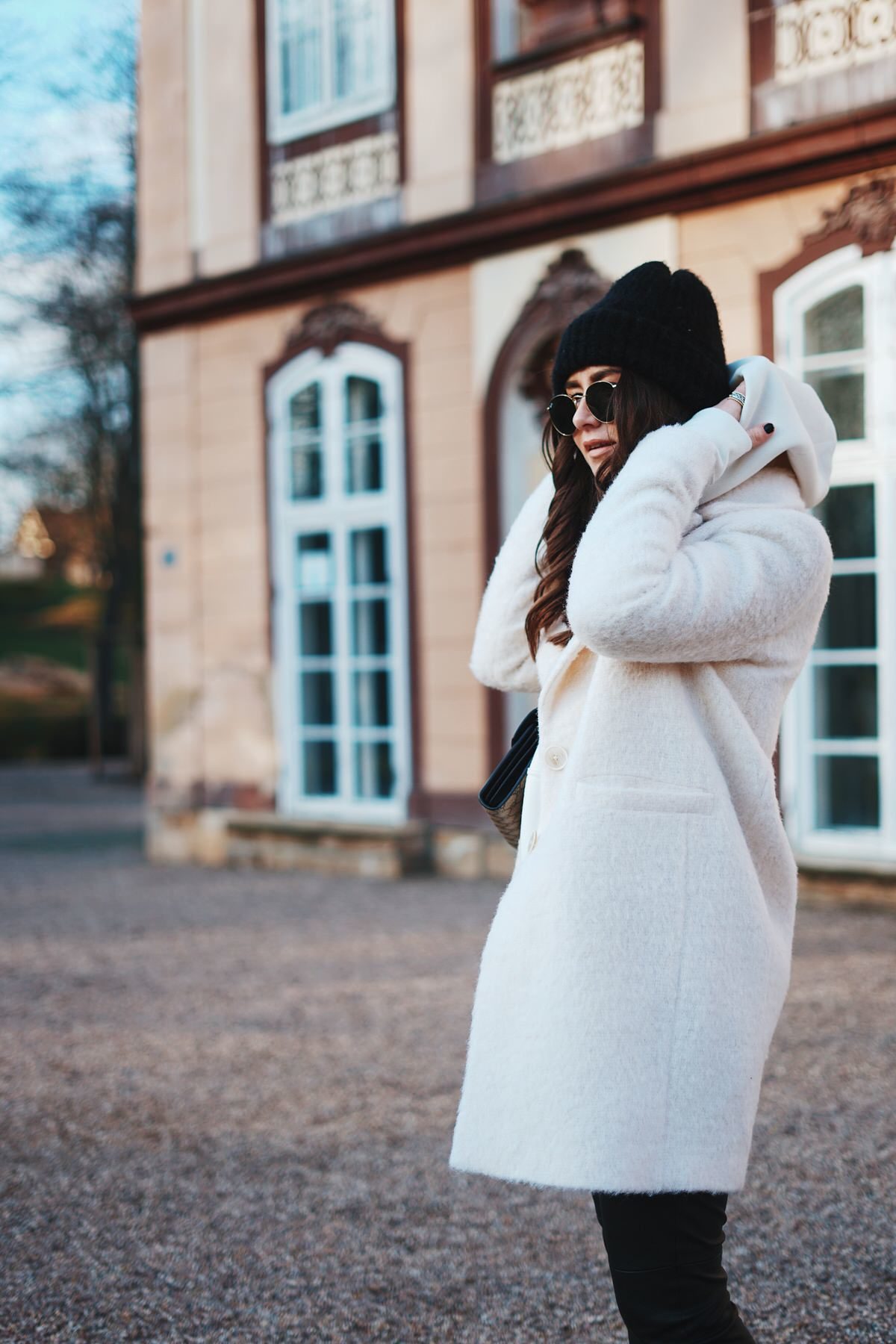 Winter-Look: Balenciaga Ceinture Boots, Lederhose, Crème Massimo Dutti Mantel, Gucci Dionysus Tasche, Ray Ban Round Metal Sonnenbrille, Beanie, Pandora Ringe, Schmuck, Erfurt, Thüringen, Bloggerin, Deutschland, Schloss Molsdorf