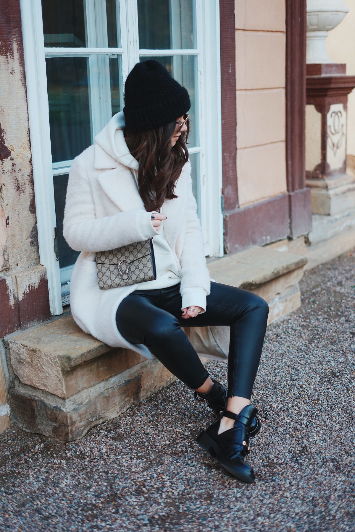 Winter-Look: Balenciaga Ceinture Boots, Lederhose, Crème Massimo Dutti Mantel, Gucci Dionysus Tasche, Ray Ban Round Metal Sonnenbrille, Beanie, Pandora Ringe, Schmuck, Erfurt, Thüringen, Bloggerin, Deutschland, Schloss Molsdorf