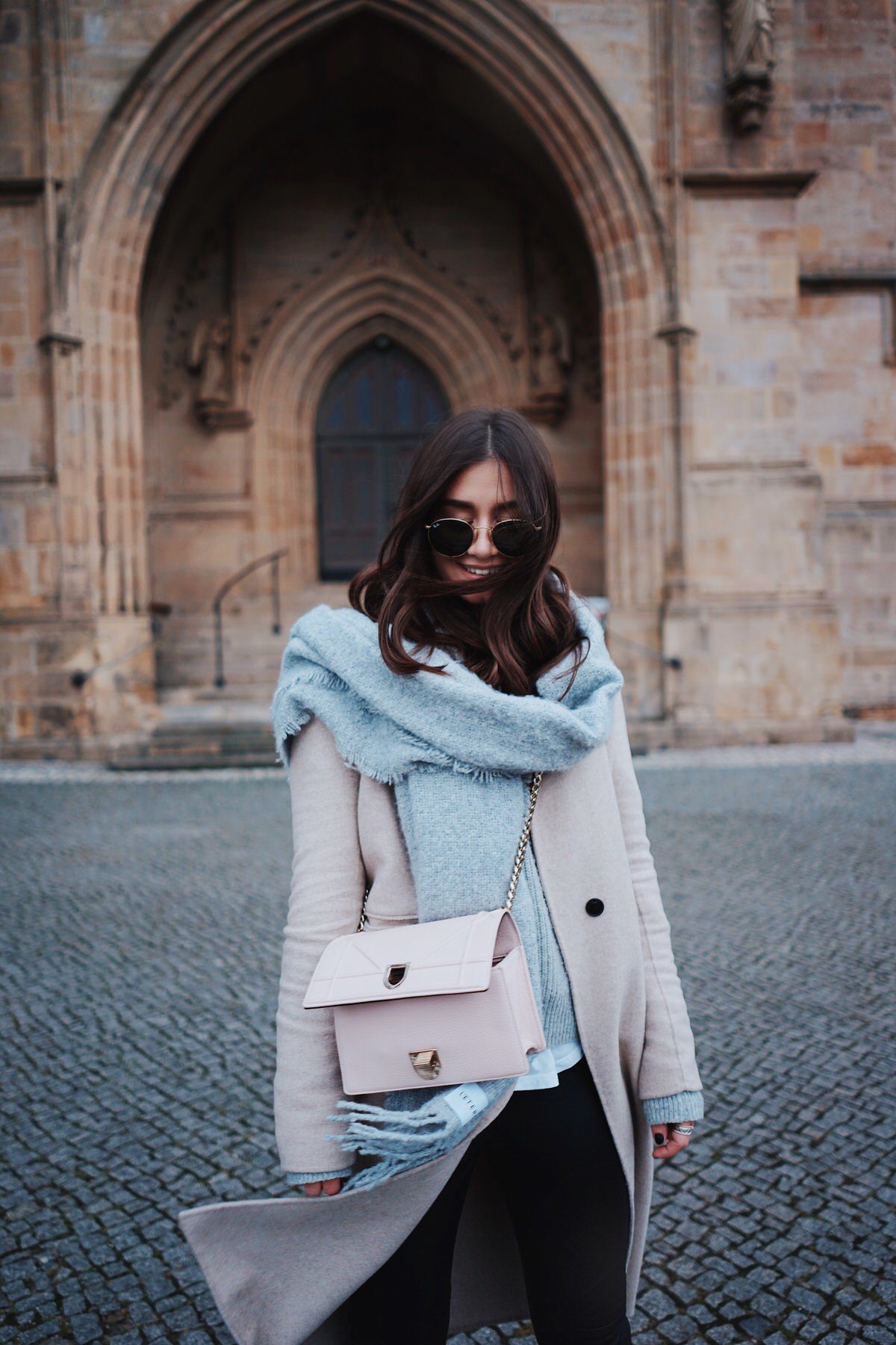 Blogger, Streetstyle, Fashion, Mode, Alexander McQueen, Sneaker, Dior, Diorama, Tasche, Ray Ban, Mantel beige, Lederhose