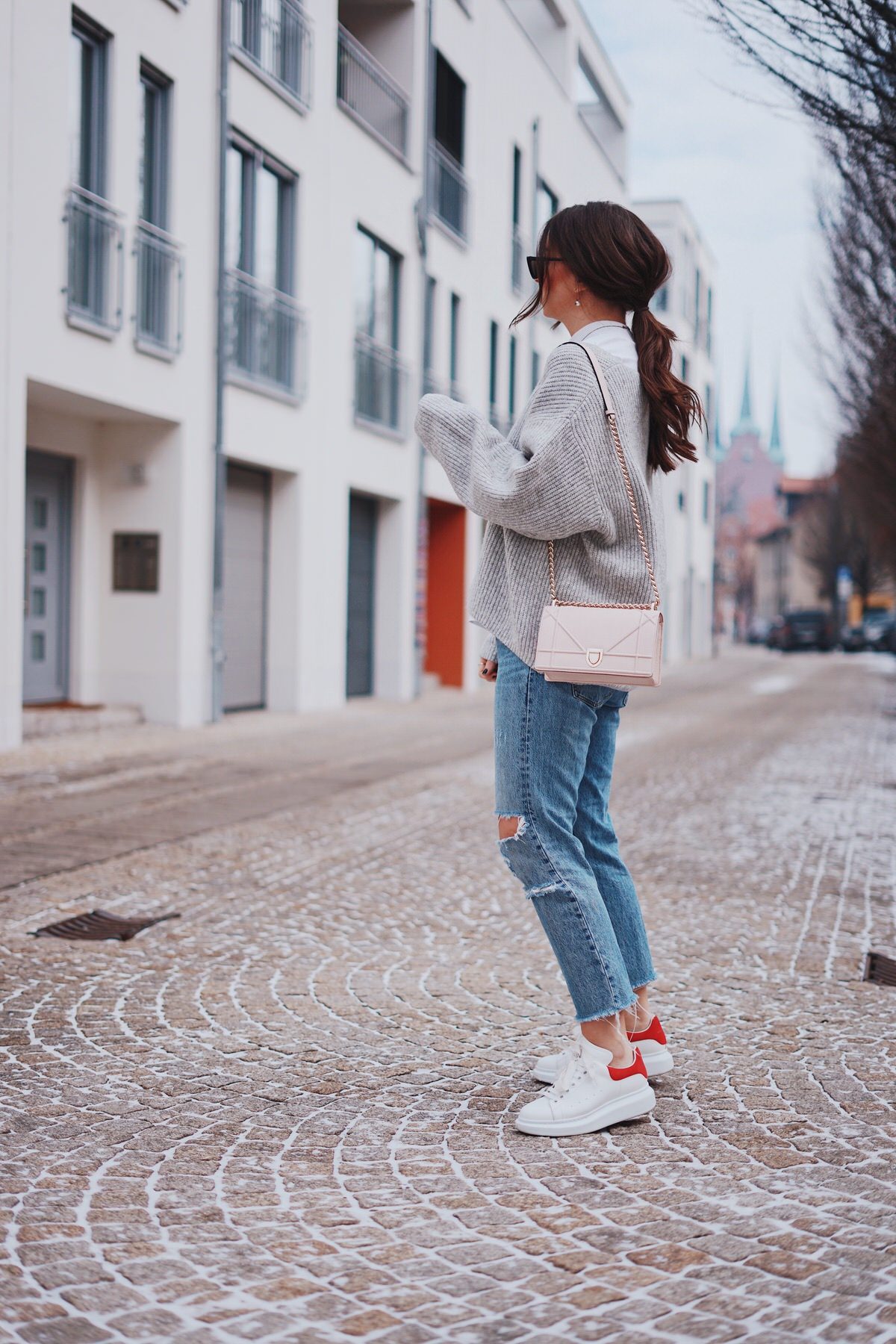 Zara, High Neck Shirt, H&M Knit Sweater, Strickpullover, & Cat-Eye-Sonnenbrille, Katzenaugen Sonnenbrille, Dior Tasche, Diorama, Alexander McQueen, Levi's 501 Jeans