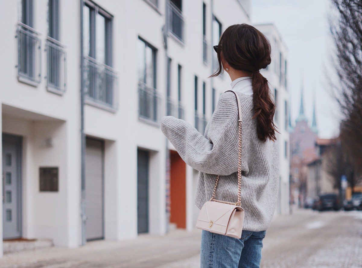 Zara, High Neck Shirt, H&M Knit Sweater, Strickpullover, & Cat-Eye-Sonnenbrille, Katzenaugen Sonnenbrille, Dior Tasche, Diorama, Alexander McQueen, Levi's 501 Jeans