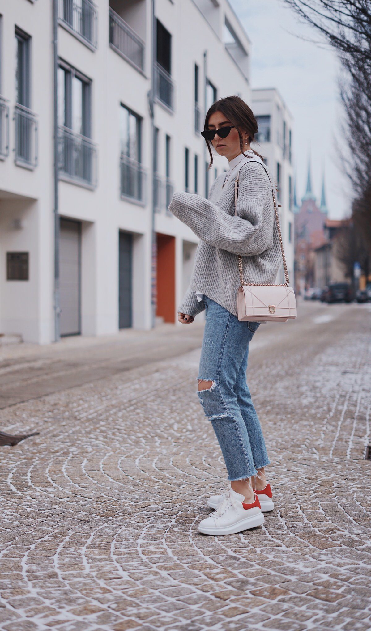 Zara, High Neck Shirt, H&M Knit Sweater, Strickpullover, & Cat-Eye-Sonnenbrille, Katzenaugen Sonnenbrille, Dior Tasche, Diorama, Alexander McQueen, Levi's 501 Jeans