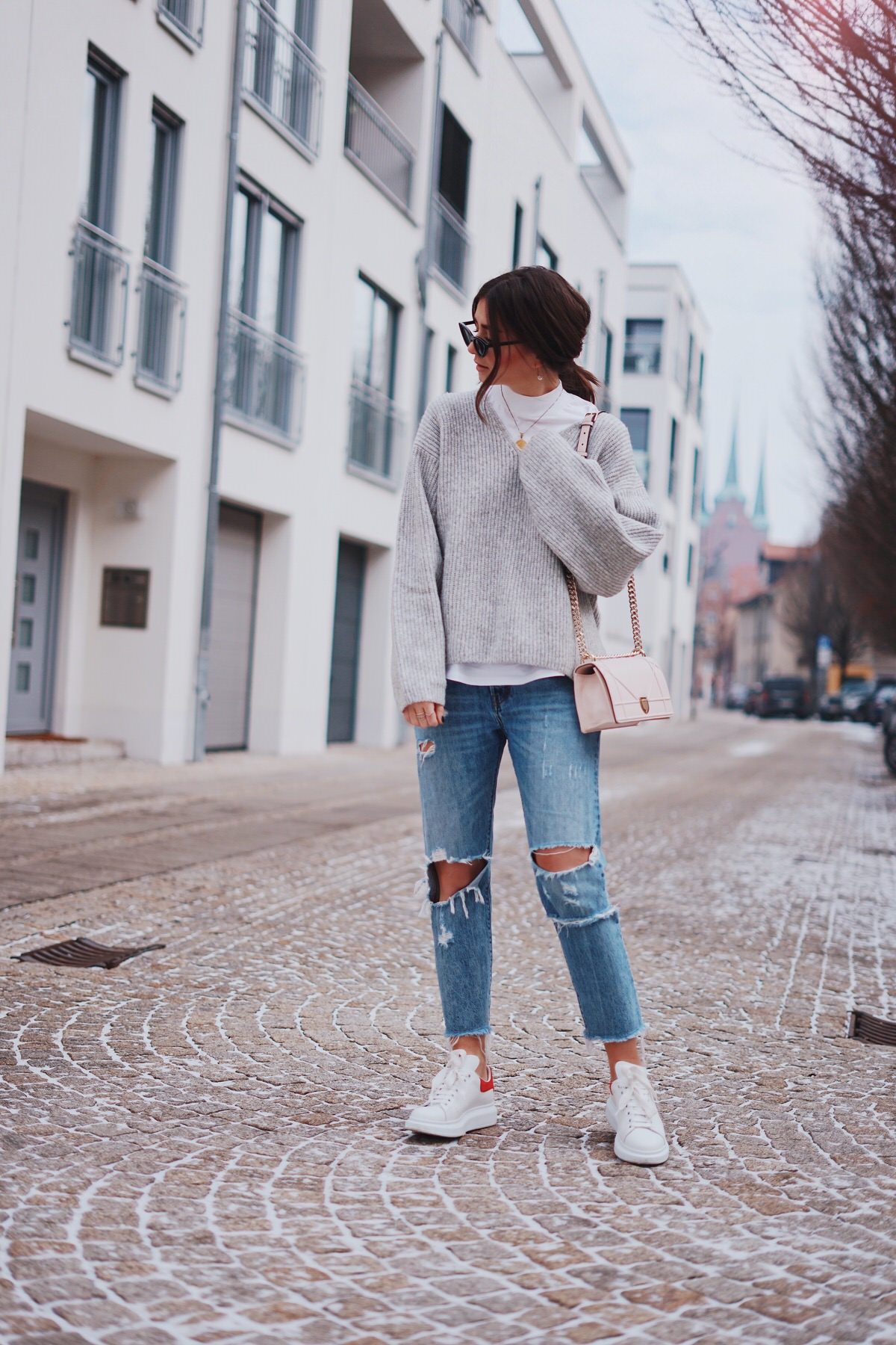 Zara, High Neck Shirt, H&M Knit Sweater, Strickpullover, & Cat-Eye-Sonnenbrille, Katzenaugen Sonnenbrille, Dior Tasche, Diorama, Alexander McQueen, Levi's 501 Jeans