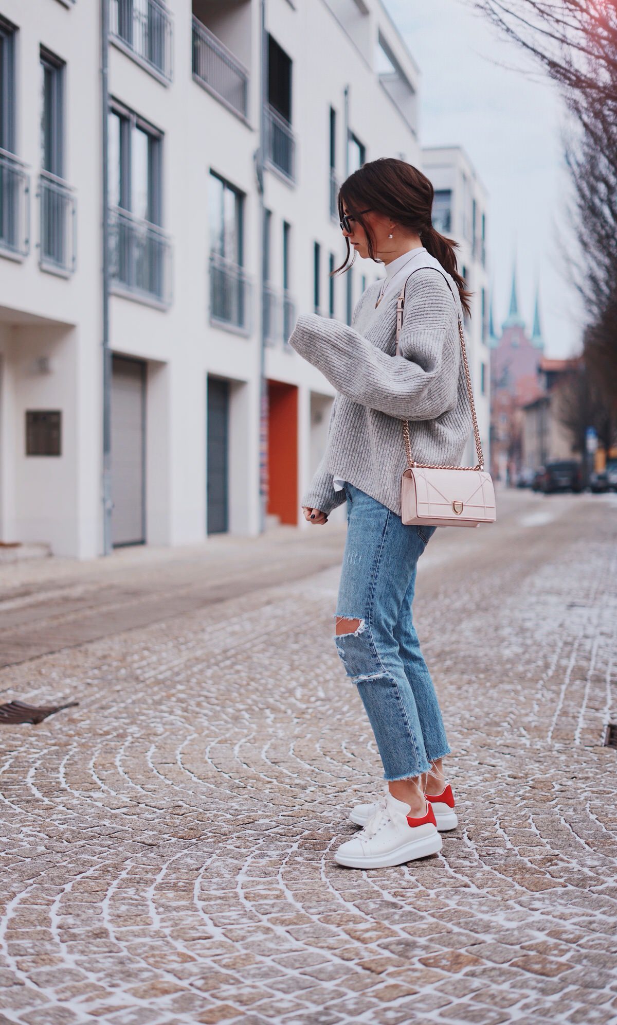 Zara, High Neck Shirt, H&M Knit Sweater, Strickpullover, & Cat-Eye-Sonnenbrille, Katzenaugen Sonnenbrille, Dior Tasche, Diorama, Alexander McQueen, Levi's 501 Jeans