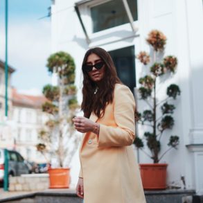 Outfit, Trendfarbe Sommer 2018, Trendfarbe Gelb, Blazer, Levi's Jeans, Gucci Princetown Slipper, Dior Tasche, Diorama, Streetstyle