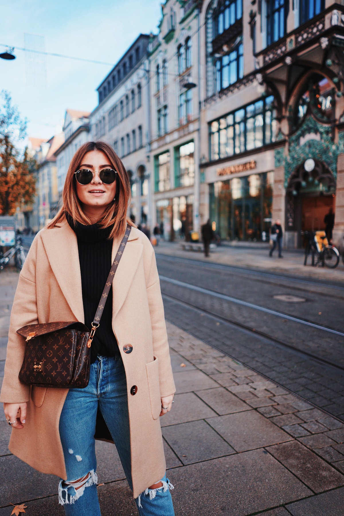 Levi's Jeans, Camel Coat, Mantel, Dr. Martens Boots, Louis Vuitton Pochette Metis, H&M, Turtleneck Sweater, Rollkragenpullover, Ray Ban Round Metal