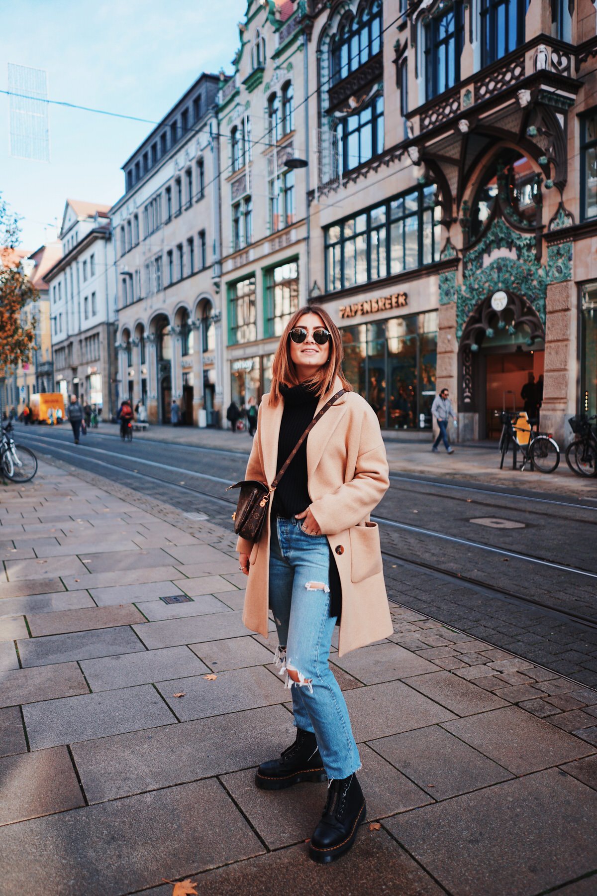 Levi's Jeans, Camel Coat, Mantel, Dr. Martens Boots, Louis Vuitton Pochette Metis, H&M, Turtleneck Sweater, Rollkragenpullover, Ray Ban Round Metal